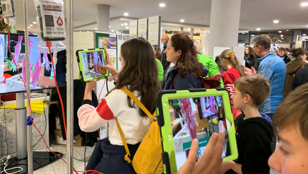 Interaktiver Showroom: Begehbares digitales Interface in einer Ausstellung