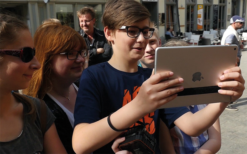 WissenSWElt App: Schulklassen bei der AR-Schnitzeljagd durch Erfurts Innenstadt